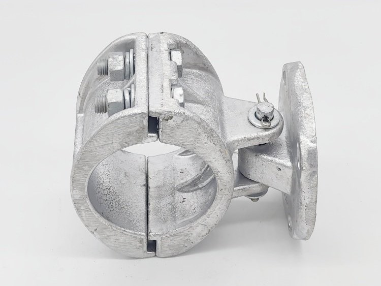 Tubular busbar insulator support clamp with mounting base plate